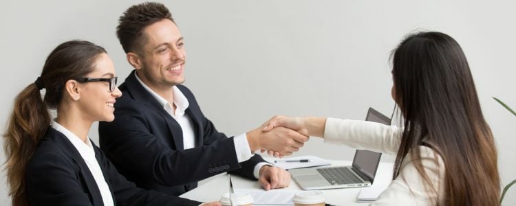 Joven consiguiendo empleo tras estudiar Administración Empresarial