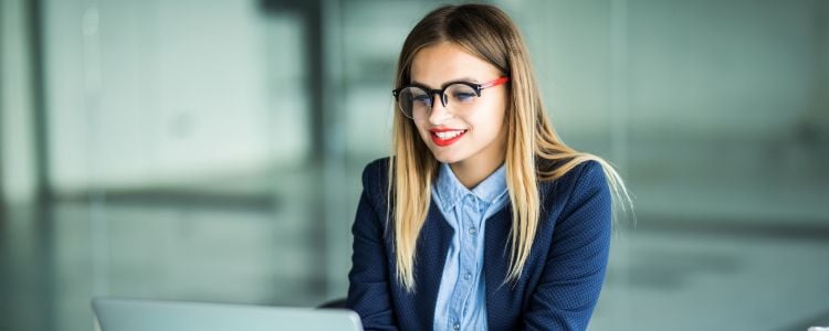 Mujer usando su laptop mientras conoce las ventajas del aprendizaje experiencial