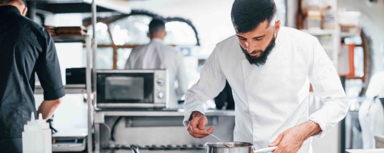 Un chef cocinando después de estudiar una de las carreras recomendadas que es gastronomía