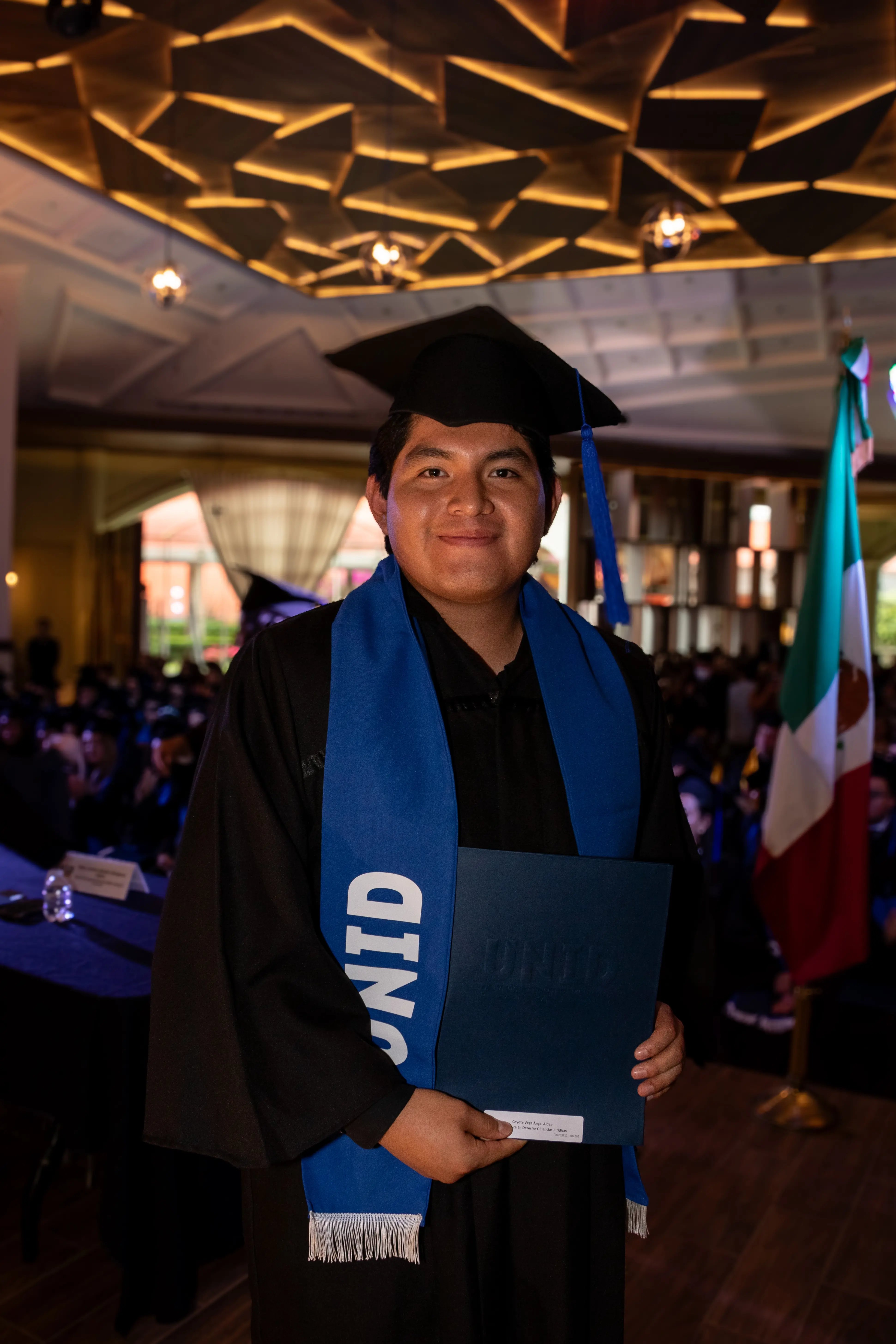 Alumno UNID en su graduación