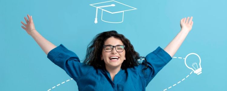 Niña celebrando su graducación y éxito académico en UNID