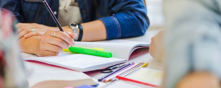 Estudiante realizando un test vocacional para tener éxito académico en UNID