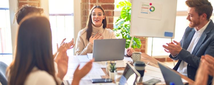 Profesionales aplicando valores de comunicación efectiva