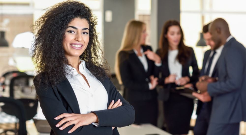 Mujer profesional líder rodeada de empresarios en la oficina