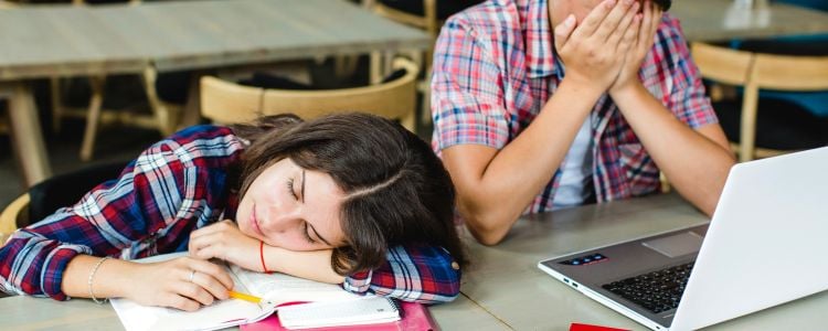 Alumnos lidiando con el estrés en el bachillerato