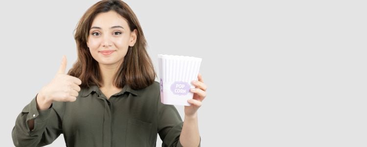 Mujer con el pulgar arriba luego de desarrollar una idea de negocio