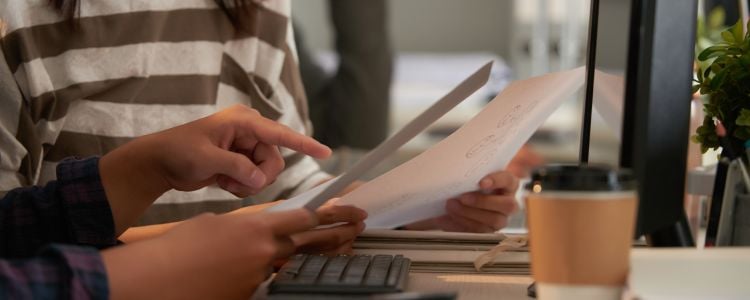 Dos estudiantes buscando enfoques creativos para mejorar el aprendizaje y rendimiento académico