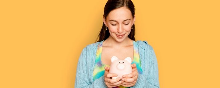 Mujer con una alcancía cuidando sus finanzas personales