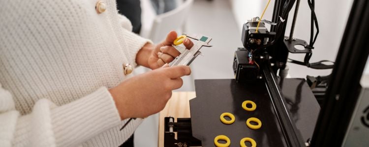 Estudiante de diseño de moda haciendo impresión 3D