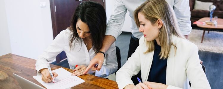 Gente de negocios modernos trabajando en una investigación para el sector educativo