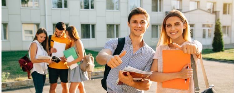Universitarios felices luego de tomar un test vocacional y elegir su carrera ideal