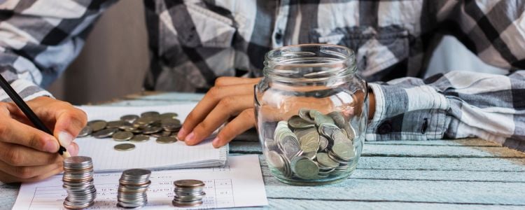 Joven cuidando sus finanzas y usando métodos para ahorrar