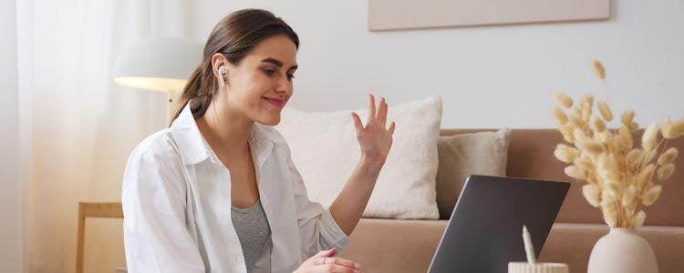 Mujer estudiando el bachillerato en línea y participando con una laptop
