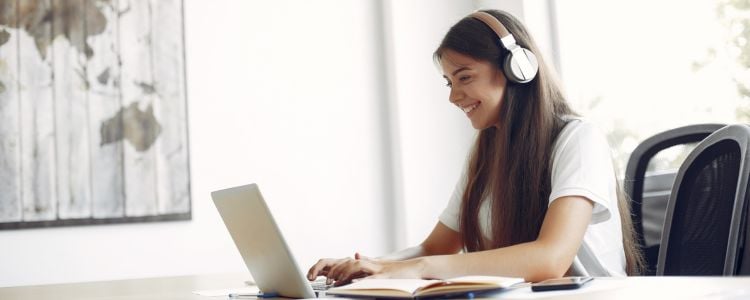 Mujer estudiante revolucionando su aprendizaje en línea con las nuevas formas de educación