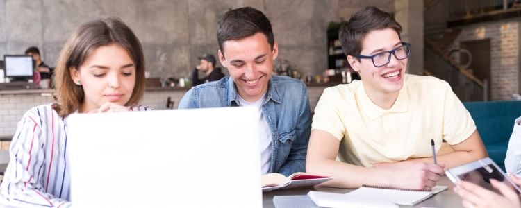 Jóvenes estudiantes revolucionando su aprendizaje con la educación en línea