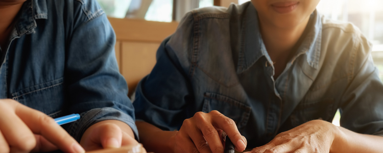 Dos personas estudiando para aumentar la alfabetización