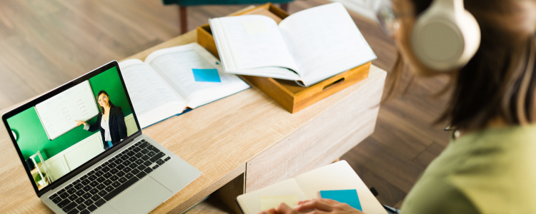Mujer estudiando y contribuyendo a la alfabetización de su país