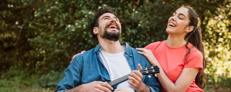 Una pareja cantando y dedicándose tiempo para sus hobbies luego de estudiar y trabajar