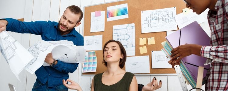 Estudiantes desarrollando habilidades de autogestión para mejorar su productividad educativa