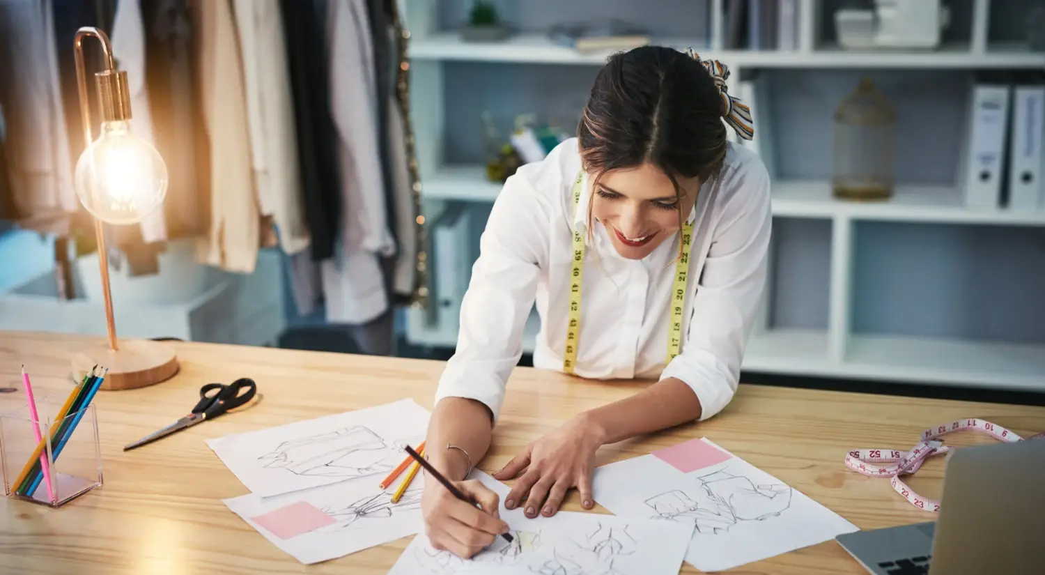 ¿Qué hacen los diseñadores de moda? ¡Creatividad, estrategia y más!